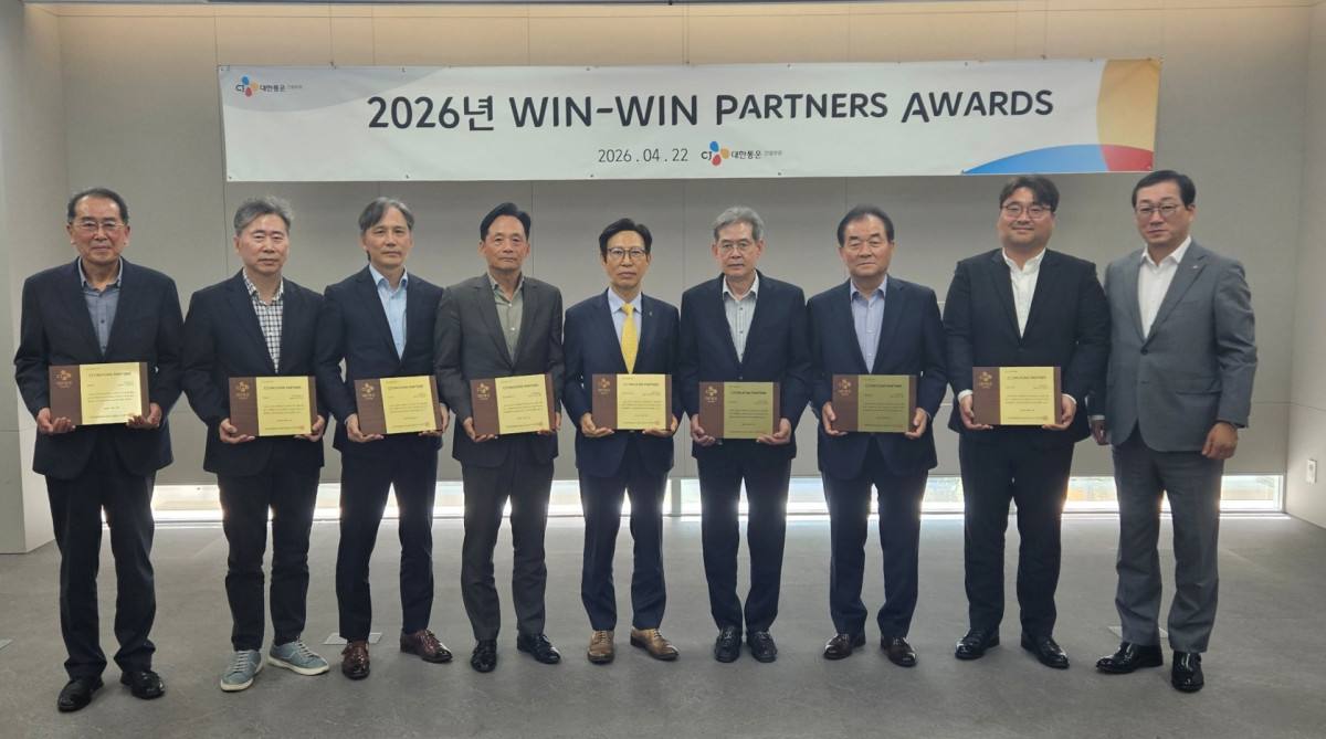 ▲CJ대한통운 건설부문 우수협력사 시상식 ‘26년 CJ WIN-WIN Partners Awards’에서 우수협력사 대표들과 민영학 대표이사(맨 오른쪽)가 기념 촬영을 하고 있다. (사진제공=CJ대한통운 건설부문)