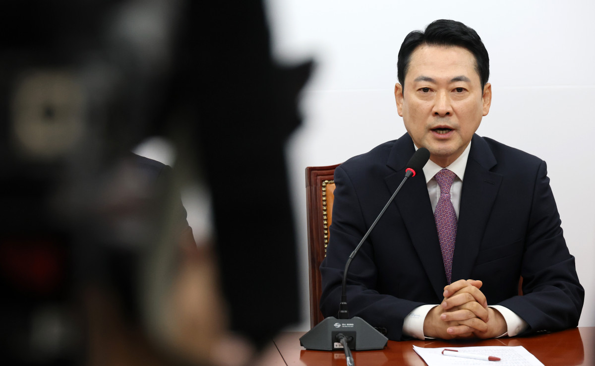 ▲국민의힘 장동혁 대표가 24일 국회에서 브리핑을 열고 정보 누설 논란이 제기된 정동영 통일부 장관에 대한 해임 건의안의 내용과 현안 관련 질의에 답하고 있다. (연합뉴스)