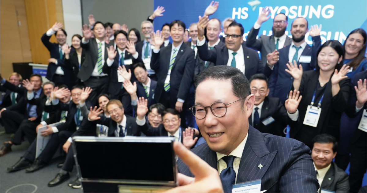▲조현상 HS효성 부회장과 임직원들이 기념 촬영을 하고 있다. (사진제공=HS효성)