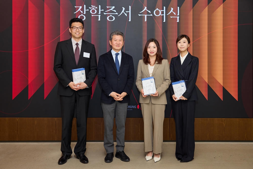 ▲정몽규 포니정재단 이사장(왼쪽에서 두 번째)이 2026년도 학술지원 수혜자들과 기념사진을 촬영하고 있다. (사진제공=포니정재단)