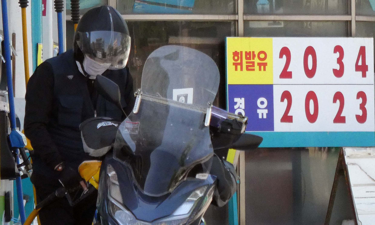 ▲4차 석유 최고가격제 실시 첫날인 24일 전국 기름값 상승 흐름이 지속하는 가운데 서울의 한 주유소에 유가정보가 게시돼 있다. 중동발 지정학적 리스크 속에 휘발유에 이어 전국 평균 경유 가격도 2000원 선을 돌파했다. 이날 한국석유공사 유가정보시스템 오피넷에 따르면 오전 9시 기준 전국 평균 경유 가격은 리터당 2000.1원으로 전날보다 0.2원 올랐다. 경윳값이 2000원을 넘어선 것은 러시아-우크라이나 전쟁 영향으로 고유가가 이어졌던 2022년 7월 27일(2006.7원) 이후 약 3년 9개월 만이다. 2022년 이후 최고 수준을 기록 중인 전국 평균 휘발유 가격은 리터당 0.4원 상승한 2006.2원으로 집계됐다. 휘발유 가격은 지난 17일 2000원대에 진입했다. 신태현 기자 holjjak@