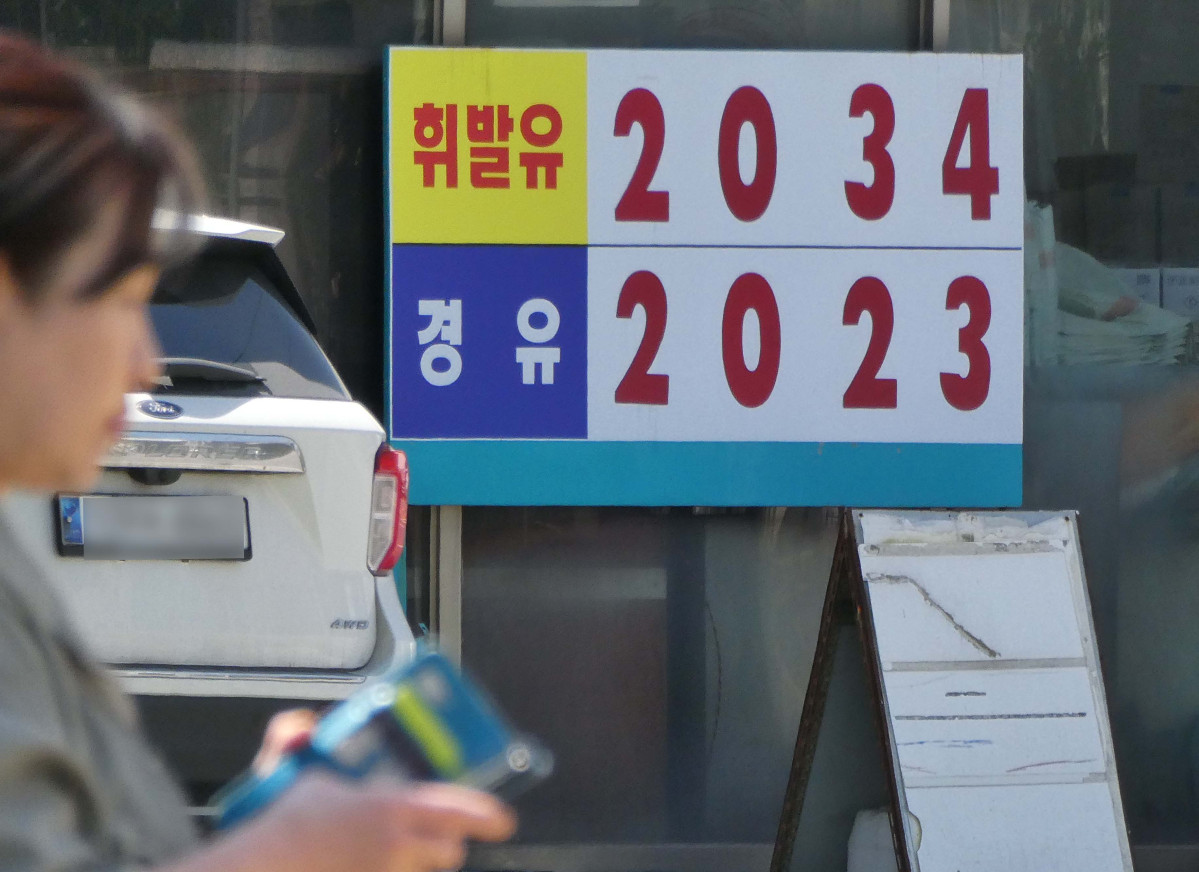 ▲4차 석유 최고가격제 실시 첫날인 24일 전국 기름값 상승 흐름이 지속하는 가운데 서울의 한 주유소에 유가정보가 게시돼 있다. 중동발 지정학적 리스크 속에 휘발유에 이어 전국 평균 경유 가격도 2000원 선을 돌파했다. 이날 한국석유공사 유가정보시스템 오피넷에 따르면 오전 9시 기준 전국 평균 경유 가격은 리터당 2000.1원으로 전날보다 0.2원 올랐다. 경윳값이 2000원을 넘어선 것은 러시아-우크라이나 전쟁 영향으로 고유가가 이어졌던 2022년 7월 27일(2006.7원) 이후 약 3년 9개월 만이다. 2022년 이후 최고 수준을 기록 중인 전국 평균 휘발유 가격은 리터당 0.4원 상승한 2006.2원으로 집계됐다. 휘발유 가격은 지난 17일 2000원대에 진입했다. 신태현 기자 holjjak@