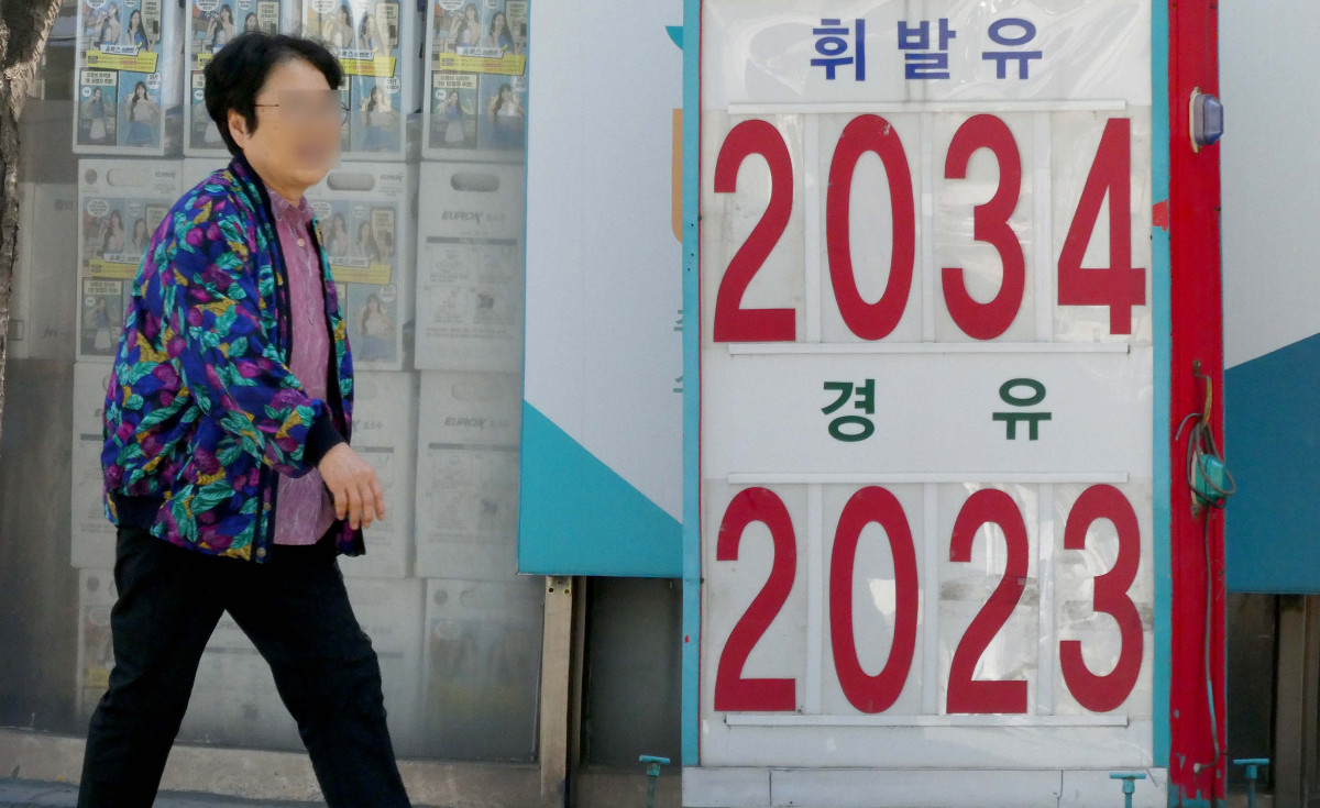 ▲4차 석유 최고가격제 실시 첫날인 24일 전국 기름값 상승 흐름이 지속하는 가운데 서울의 한 주유소에 유가정보가 게시돼 있다. 중동발 지정학적 리스크 속에 휘발유에 이어 전국 평균 경유 가격도 2000원 선을 돌파했다. 이날 한국석유공사 유가정보시스템 오피넷에 따르면 오전 9시 기준 전국 평균 경유 가격은 리터당 2000.1원으로 전날보다 0.2원 올랐다. 경윳값이 2000원을 넘어선 것은 러시아-우크라이나 전쟁 영향으로 고유가가 이어졌던 2022년 7월 27일(2006.7원) 이후 약 3년 9개월 만이다. 2022년 이후 최고 수준을 기록 중인 전국 평균 휘발유 가격은 리터당 0.4원 상승한 2006.2원으로 집계됐다. 휘발유 가격은 지난 17일 2000원대에 진입했다. 신태현 기자 holjjak@