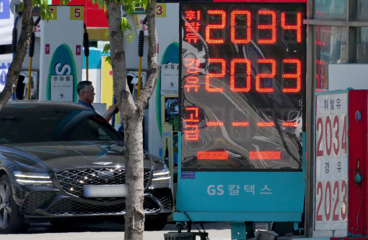 ▲4차 석유 최고가격제 실시 첫날인 24일 전국 기름값 상승 흐름이 지속하는 가운데 서울의 한 주유소에 유가정보가 게시돼 있다. 중동발 지정학적 리스크 속에 휘발유에 이어 전국 평균 경유 가격도 2000원 선을 돌파했다. 이날 한국석유공사 유가정보시스템 오피넷에 따르면 오전 9시 기준 전국 평균 경유 가격은 리터당 2000.1원으로 전날보다 0.2원 올랐다. 경윳값이 2000원을 넘어선 것은 러시아-우크라이나 전쟁 영향으로 고유가가 이어졌던 2022년 7월 27일(2006.7원) 이후 약 3년 9개월 만이다. 2022년 이후 최고 수준을 기록 중인 전국 평균 휘발유 가격은 리터당 0.4원 상승한 2006.2원으로 집계됐다. 휘발유 가격은 지난 17일 2000원대에 진입했다. 신태현 기자 holjjak@