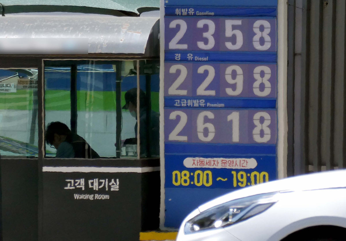 ▲4차 석유 최고가격제 실시 첫날인 24일 전국 기름값 상승 흐름이 지속하는 가운데 서울의 한 주유소에 유가정보가 게시돼 있다. 중동발 지정학적 리스크 속에 휘발유에 이어 전국 평균 경유 가격도 2000원 선을 돌파했다. 이날 한국석유공사 유가정보시스템 오피넷에 따르면 오전 9시 기준 전국 평균 경유 가격은 리터당 2000.1원으로 전날보다 0.2원 올랐다. 경윳값이 2000원을 넘어선 것은 러시아-우크라이나 전쟁 영향으로 고유가가 이어졌던 2022년 7월 27일(2006.7원) 이후 약 3년 9개월 만이다. 2022년 이후 최고 수준을 기록 중인 전국 평균 휘발유 가격은 리터당 0.4원 상승한 2006.2원으로 집계됐다. 휘발유 가격은 지난 17일 2000원대에 진입했다. 신태현 기자 holjjak@