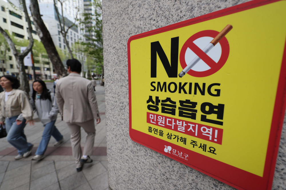 ▲서울 강남구 테헤란로 금연거리 안내문 옆으로 시민들이 걸어가고 있다. (김예연 인턴기자 kimye@)