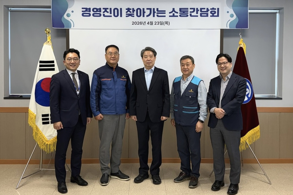 ▲한국남부발전 박영철 경영기획부사장(가운데)이 23일‘찾아가는 중소기업 소통간담회’에서 거명파워 박재철 대표(왼쪽 두 번째) 등 양사 관계자들과 함께 기념촬영을 하고 있다. (사진제공=한국남부발전)