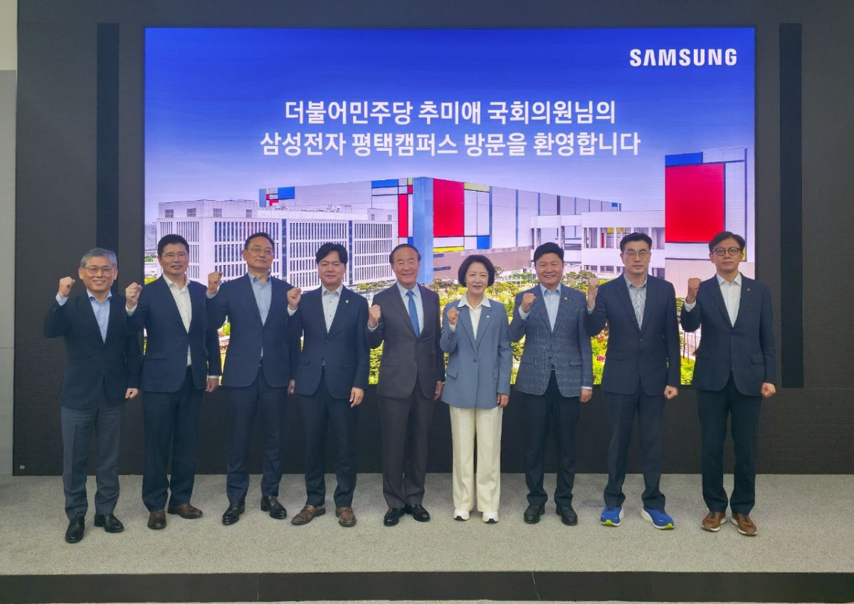 ▲더불어민주당 추미애 의원이 24일 삼성전자 평택캠퍼스를 방문해 기념사진을 찍고 있는 모습. 좌측부터 삼성전자 김용관 사장, 삼성전자 백수현 사장, 삼성전자 김완표 사장, 더불어민주당 김현정 의원, 삼성전자 전영현 부회장, 더불어민주당 추미애 의원, 더불어민주당 홍기원 의원, 최원용 평택시장 예비후보, 현근택 용인시장 예비후보 (사진제공=삼성전자)