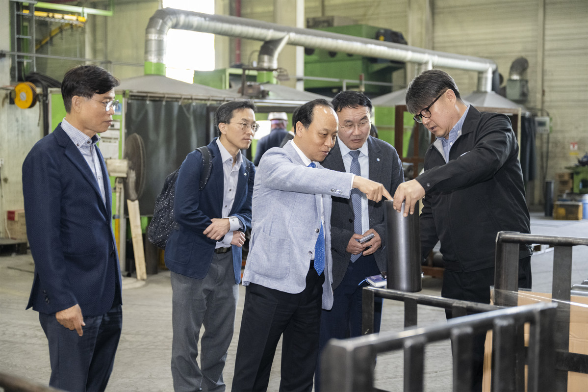 ▲이영조 한국중부발전 사장(가운데)이 대양롤랜트에서 보령발전본부 납품 예정인 하역벨트용 아이들러를 둘러보고 있다. (사진제공=한국중부발전)