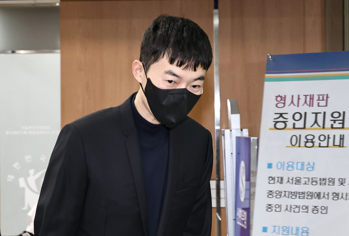 ▲현직 교사로부터 수능 관련 모의고사 문항을 부정거래 한 혐의로 재판에 넘겨진 '일타강사' 현우진 씨가 24일 서울 서초구 서울중앙지방법원에서 열린 청탁금지법 위반 혐의 첫 공판에 출석하고 있다. (공동취재) (뉴시스)