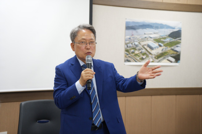 ▲김명진 매일마린 대표이사가 23일 매일마린 창원 공장에서 열린 기자간담회에서 발언하고 있다. (사진제공=메인비즈협회)