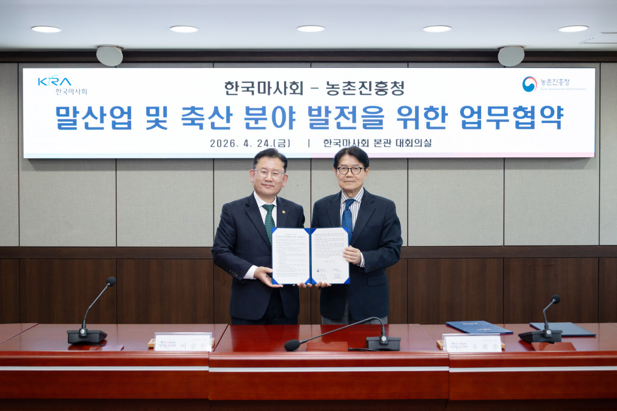 ▲이승돈 농촌진흥청장(왼쪽)과 우희종 한국마사회장이 24일 경기 과천시 한국마사회 본관에서 말산업과 축산업 발전을 위한 업무협약을 체결한 후 기념 촬영을 하고 있다. (사진제공=농촌진흥청)
