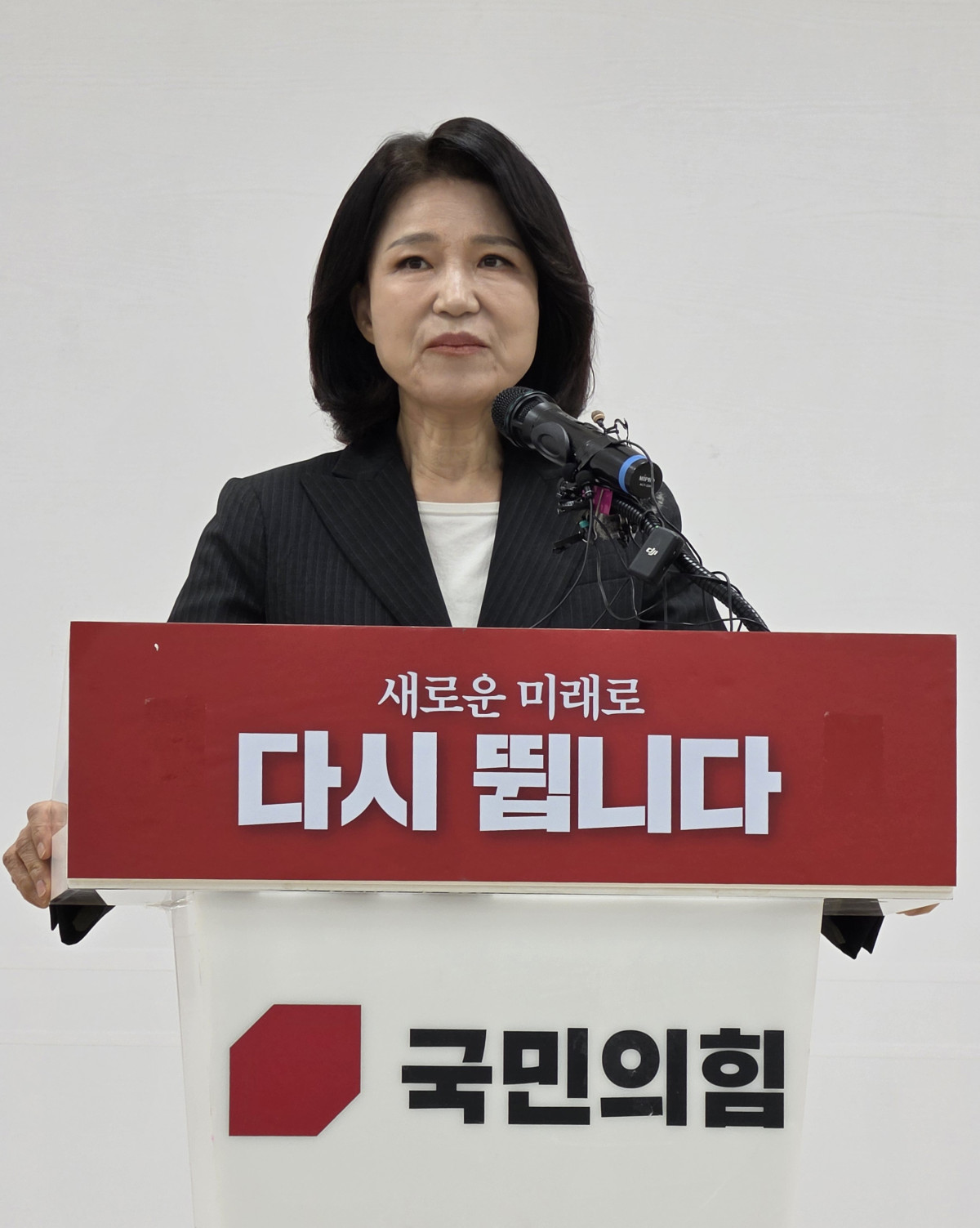 ▲국민의힘 대구시장 공천에서 컷오프돼 무소속 출마 행보를 보여온 이진숙 전 방송통신위원장이 25일 국민의힘 대구시당 당사에서 기자회견을 갖고 시장 선거 불출마를 선언하고 있다. (연합뉴스)