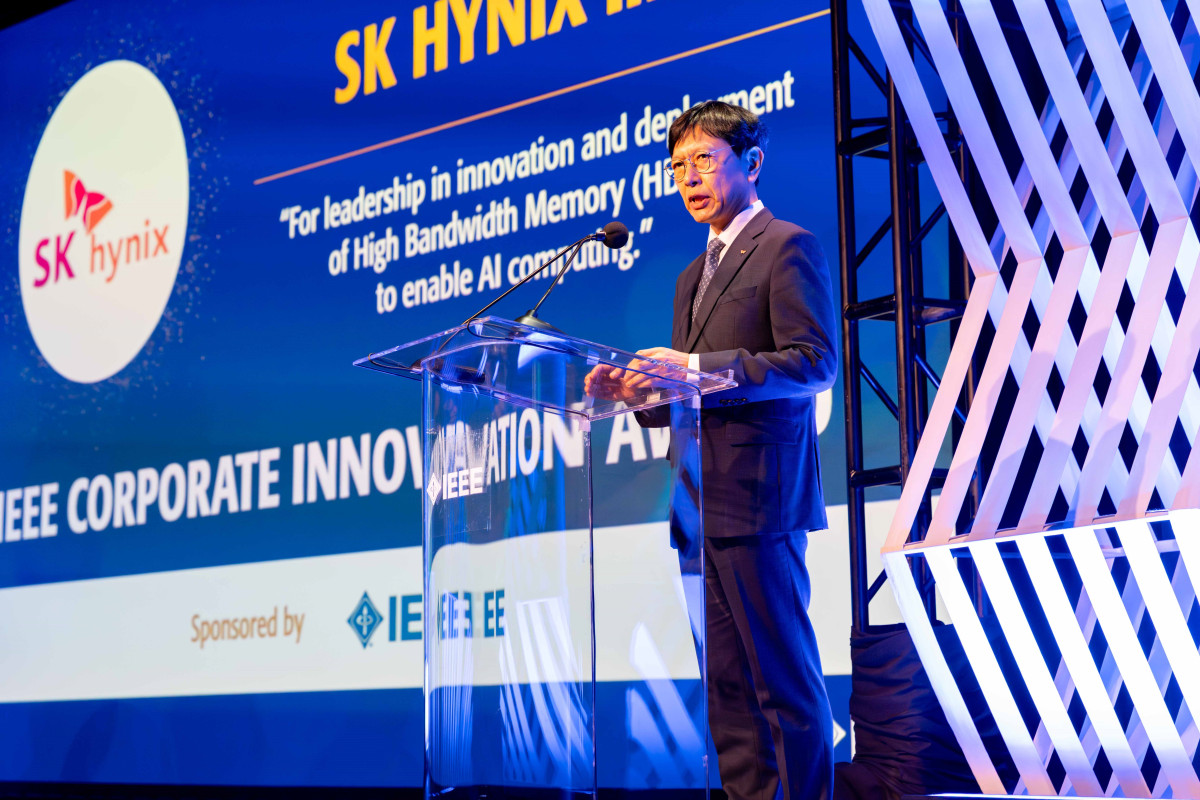 ▲SK하이닉스 안현 개발총괄 사장(CDO)이 미국 뉴욕 2026 IEEE 어워즈 기념식에서 기업혁신상 수상 소감을 말하고 있다. (사진제공=SK하이닉스)