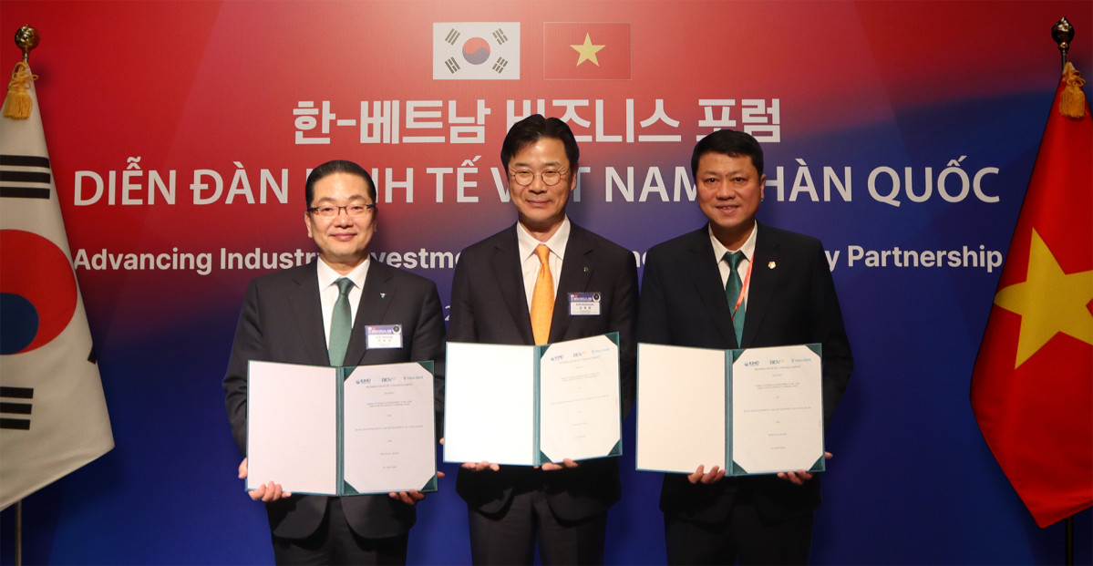 ▲이호성 하나은행장(왼쪽), 레 응옥 럼 BIDV 은행장(오른쪽), 김복환 한국해외인프라도시개발지원공사(KIND) 사장이 업무협약서를 들고 기념촬영을 하고 있다. (하나은행)