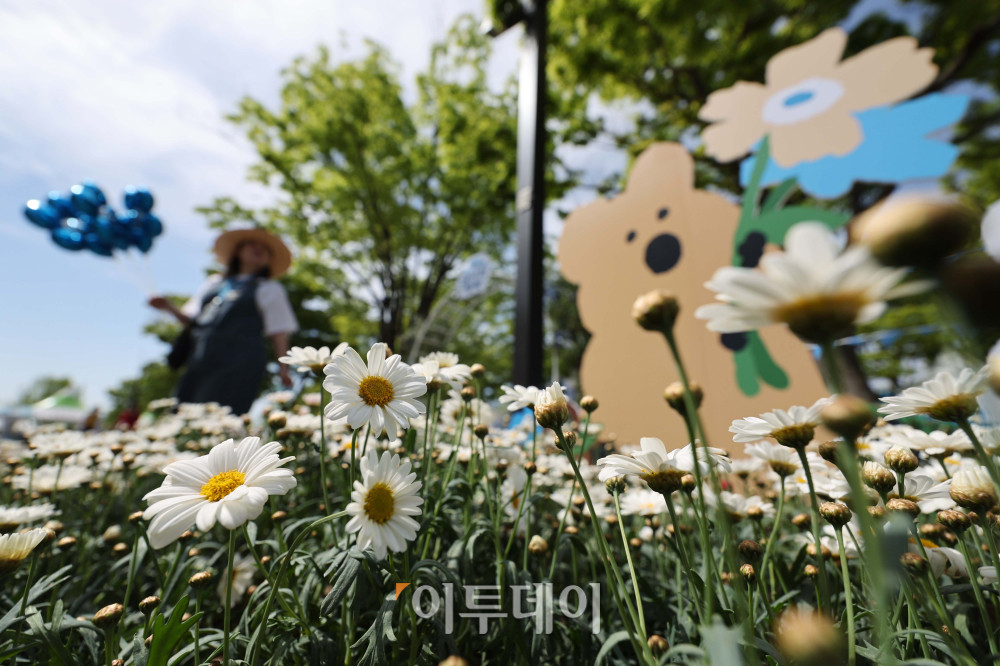 ▲2026 고양국제꽃박람회 개막 후 첫 주말인 26일 경기 고양시 일산호수공원에서 관람객들이 꽃을 관람하고 있다. 박람회는 다음 달 10일까지 진행되며 '꽃, 시간을 물들이다'를 주제로 화려한 야외 전시, 공연 및 이벤트, 플라워마켓 등을 즐길 수 있다. 김예연 인턴기자 kimye@