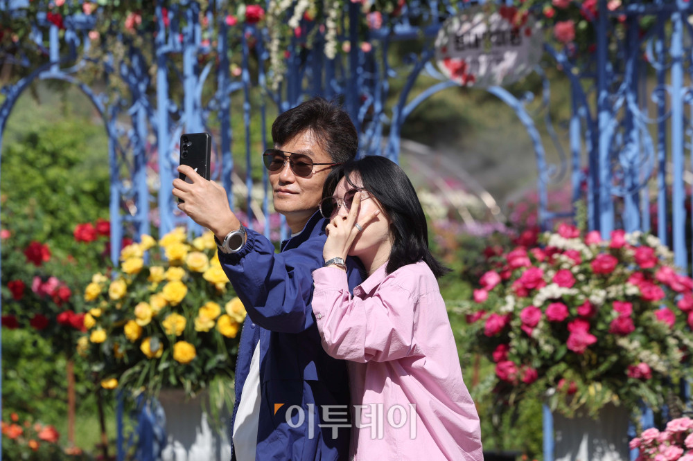 ▲2026 고양국제꽃박람회 개막 후 첫 주말인 26일 경기 고양시 일산호수공원에서 관람객들이 꽃을 관람하고 있다. 박람회는 다음 달 10일까지 진행되며 '꽃, 시간을 물들이다'를 주제로 화려한 야외 전시, 공연 및 이벤트, 플라워마켓 등을 즐길 수 있다. 김예연 인턴기자 kimye@