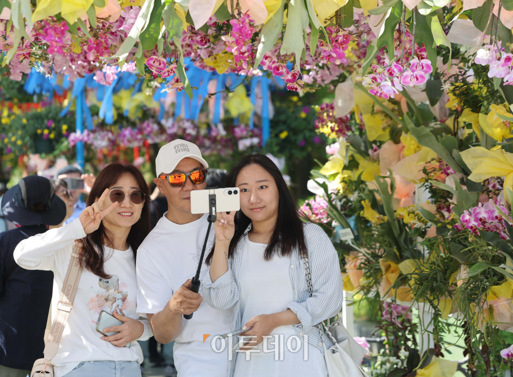 ▲2026 고양국제꽃박람회 개막 후 첫 주말인 26일 경기 고양시 일산호수공원에서 관람객들이 꽃을 관람하고 있다. 박람회는 다음 달 10일까지 진행되며 '꽃, 시간을 물들이다'를 주제로 화려한 야외 전시, 공연 및 이벤트, 플라워마켓 등을 즐길 수 있다. 김예연 인턴기자 kimye@