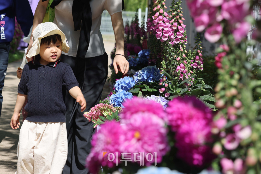 ▲2026 고양국제꽃박람회 개막 후 첫 주말인 26일 경기 고양시 일산호수공원에서 관람객들이 꽃을 관람하고 있다. 박람회는 다음 달 10일까지 진행되며 '꽃, 시간을 물들이다'를 주제로 화려한 야외 전시, 공연 및 이벤트, 플라워마켓 등을 즐길 수 있다. 김예연 인턴기자 kimye@