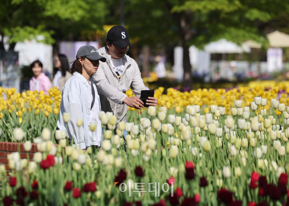 ▲2026 고양국제꽃박람회 개막 후 첫 주말인 26일 경기 고양시 일산호수공원에서 관람객들이 꽃을 관람하고 있다. 박람회는 다음 달 10일까지 진행되며 '꽃, 시간을 물들이다'를 주제로 화려한 야외 전시, 공연 및 이벤트, 플라워마켓 등을 즐길 수 있다. 김예연 인턴기자 kimye@