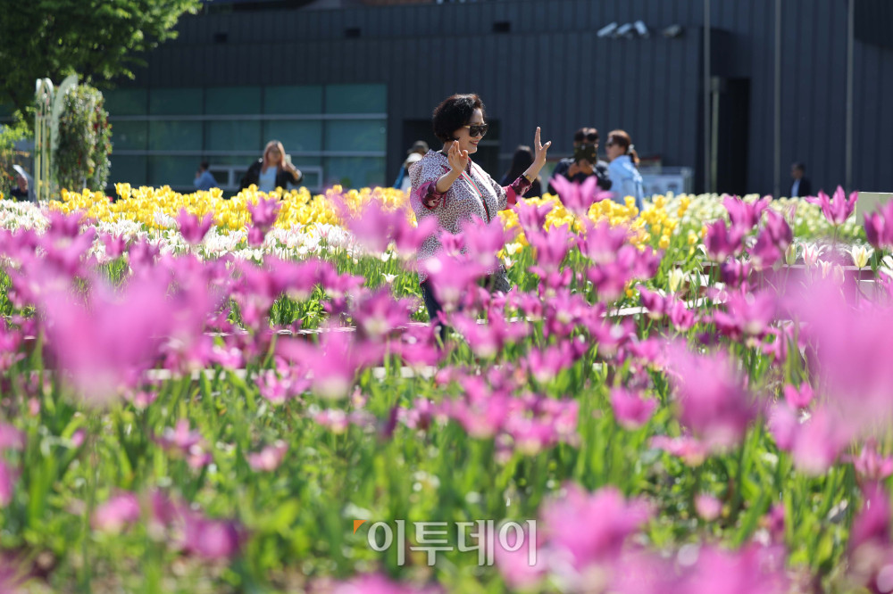 ▲2026 고양국제꽃박람회 개막 후 첫 주말인 26일 경기 고양시 일산호수공원에서 관람객들이 꽃을 관람하고 있다. 박람회는 다음 달 10일까지 진행되며 '꽃, 시간을 물들이다'를 주제로 화려한 야외 전시, 공연 및 이벤트, 플라워마켓 등을 즐길 수 있다. 김예연 인턴기자 kimye@