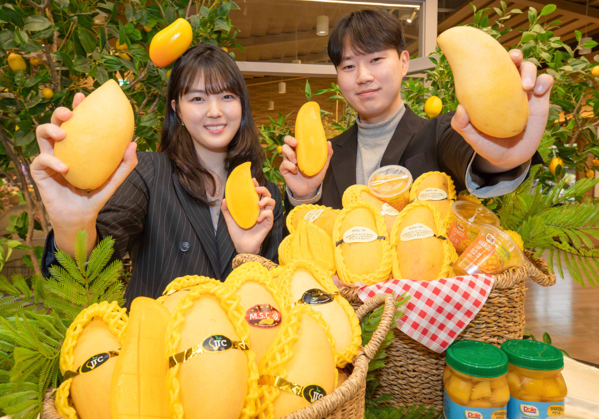 ▲현대백화점 모델들이 '테이스트 오브 타일랜드' 행사에서 판매하는 망고를 소개하고 있다. (사진제공=현대백화점)