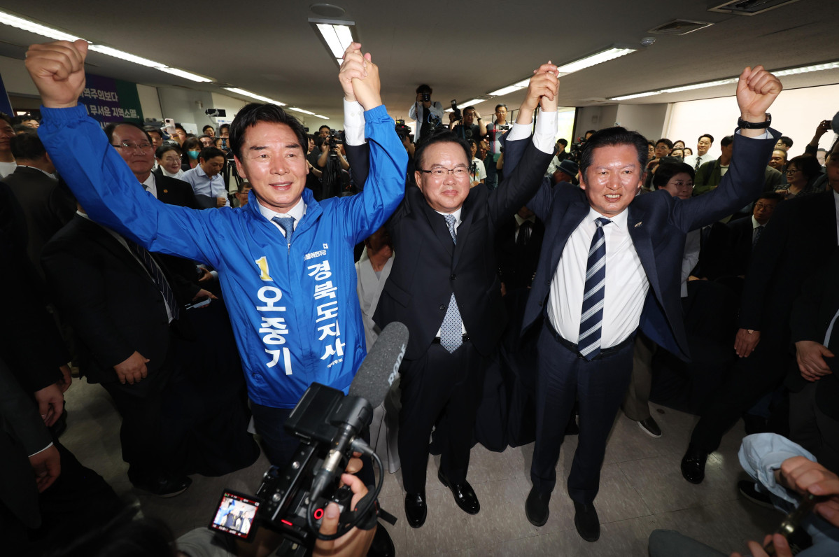 ▲26일 오후 대구 달서구 두류역 인근에 마련된 더불어민주당 김부겸 대구시장 예비후보의 희망캠프 선거사무소 개소식에서 왼쪽부터 오중기 경북도지사 예비후보와 김 예비후보, 정청래 대표가 손을 맞잡고 있다. 사진=연합뉴스