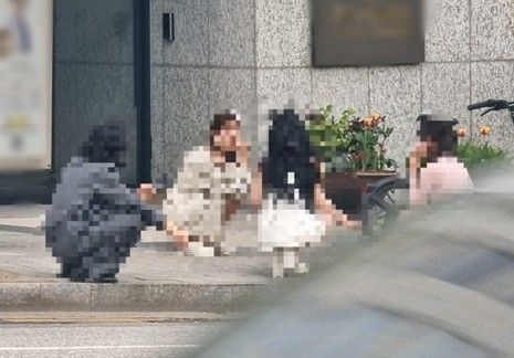 ▲길거리에서 흡연 중인 엑셀방송 BJ들. 독자제공. (연합뉴스)
