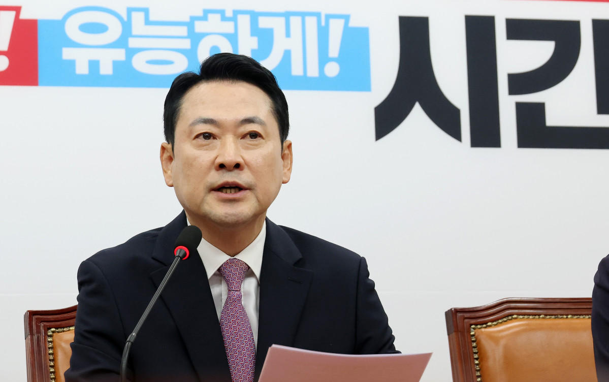 ▲국민의힘 장동혁 대표가 24일 국회에서 브리핑을 열고 정보 누설 논란이 제기된 정동영 통일부 장관에 대한 해임 건의안과 현안 관련 질의에 답하고 있다. (연합뉴스)