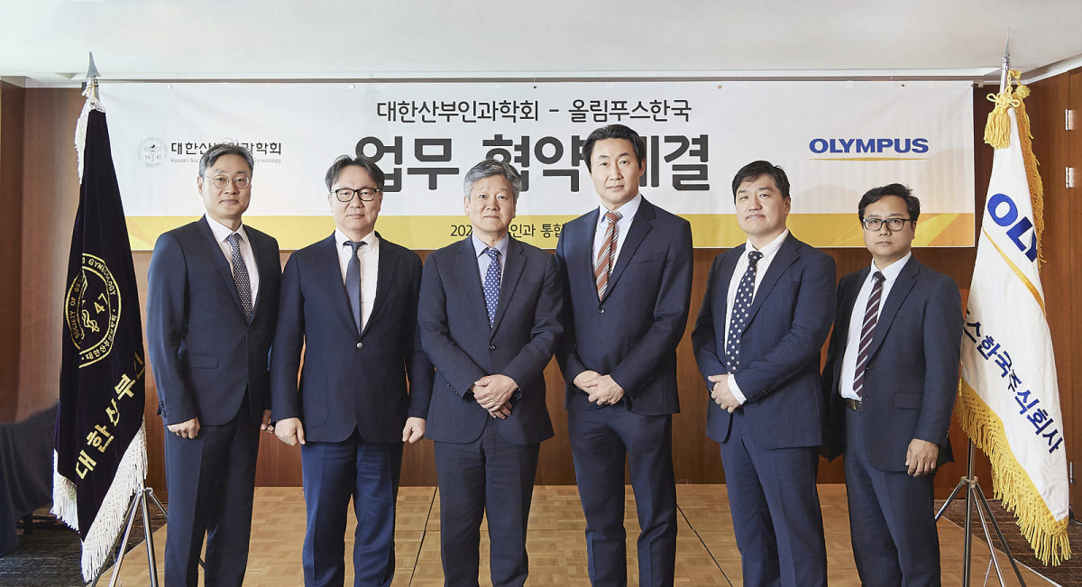 ▲25일 부산 롯데호텔에서 열린 협약식에 참석한 박인제 올림푸스한국 사업총괄 전무(오른쪽 세 번째)와 대한산부인과학회 이재관 이사장(왼쪽 세 번째)을 비롯한 관계자들이 기념 사진을 촬영하고 있다. (사진제공=올림푸스한국)