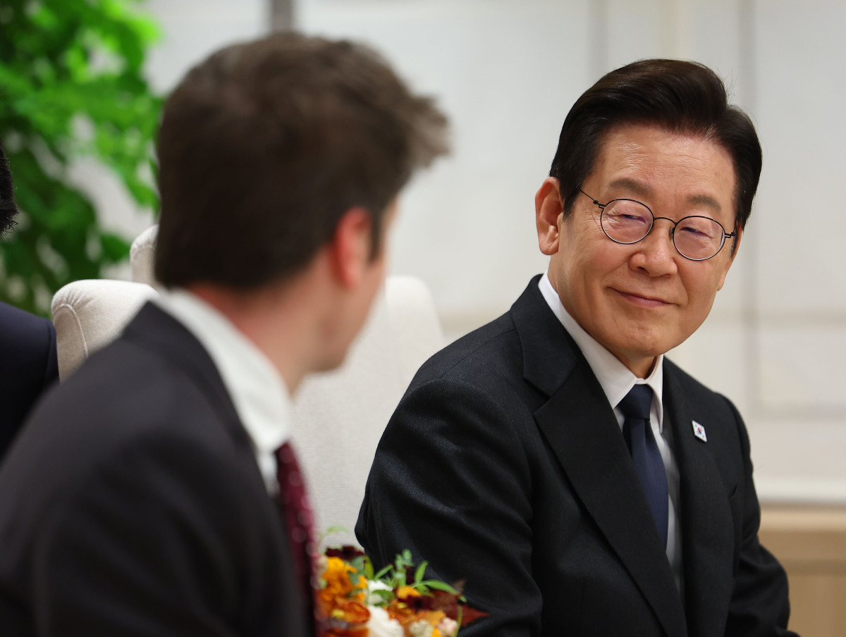 ▲이재명 대통령이 지난해 10월 1일 용산 대통령실에서 오픈AI 샘 올트먼 대표의 발언을 경청하고 있다. (연합뉴스)