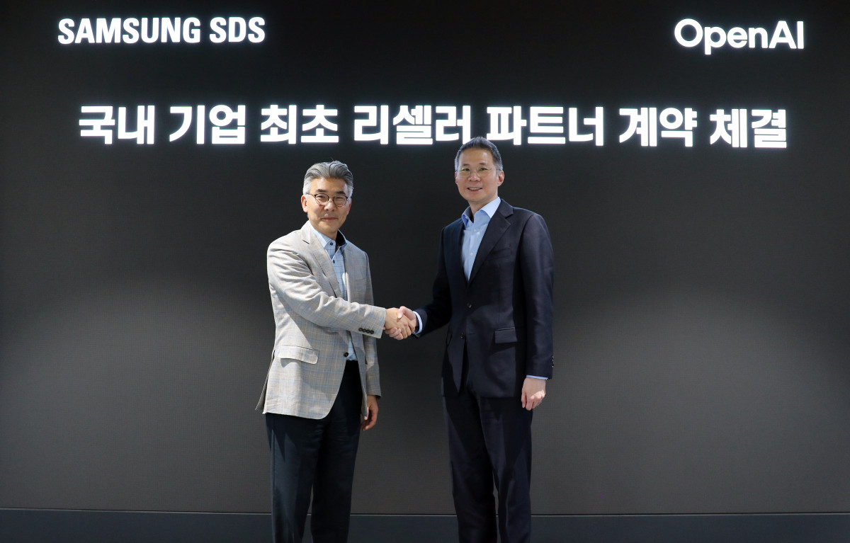 ▲지난해 12월 삼성SDS와 오픈AI의 리셀러 파트너 계약 체결 모습. (왼쪽부터) 삼성SDS 이호준 클라우드서비스사업부장(부사장), OpenAI 코리아 김경훈 총괄대표. (사진제공=삼성SDS)