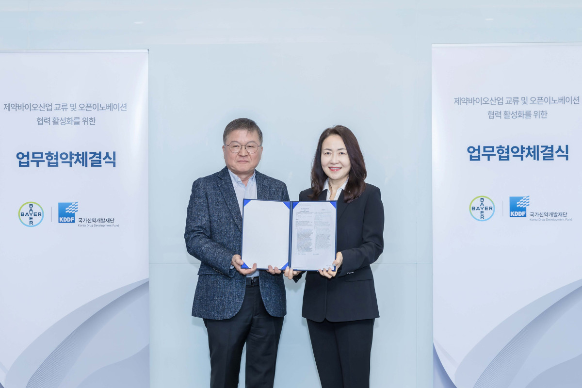 ▲이진아(오른쪽) 바이엘코리아 대표와 박영민 국가신약개발사업단장이 국내 제약·바이오 산업 협력 확대를 위한 업무협약을 체결한 후 기념촬영을 하고 있다. (사진제공=바이엘 코리아)