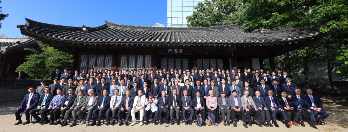 ▲연세대학교 의과대학 정형외과학교실이 진료 개시 100주년을 기념해 단체 사진을 촬영했다. (사진제공=세브란스병원)