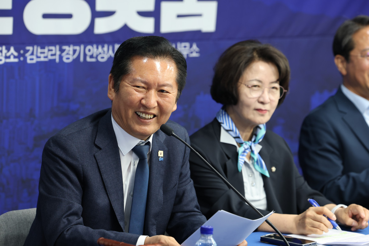 ▲더불어민주당 정청래 대표가 27일 경기도 안성시 김보라 안성시장 후보 선거사무소에서 추미애 경기도 지사 후보, 김 안성시장 후보가 참석한 가운데 열린 최고위원회의에서 발언하고 있다. (사진=연합뉴스)