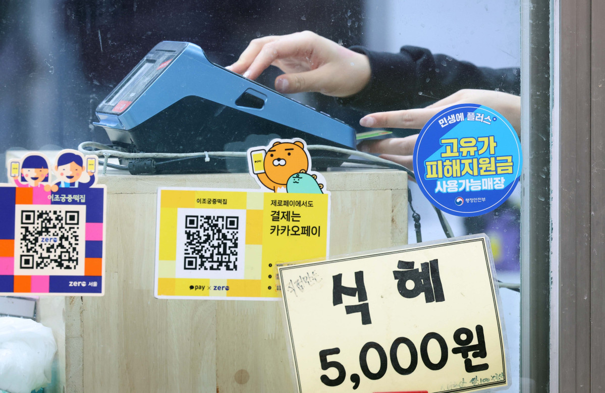 ▲국제 유가 상승에 다른 최대 60만원의 고유가 피해지원금 지급이 시작된 27일 서울 강서구 남부골목시장에 고유가 지원금 사용가능매장 스티커가 붙어있다. 각 지자체는 전담 창구를 마련해 이날부터 내달 8일까지 1차 지급에 나선다. 지원 금액은 기초생활수급자 1인당 55만원, 차상위계층·한부모가족은 1인당 45만원이다. 비수도권과 인구감소지역 거주자는 1인당 5만원이 추가돼 최대 60만원까지 받을 수 있다. 일반 국민 대상 2차 지급은 5월 18일부터 7월 3일까지 진행될 예정이며, 수도권 10만원, 비수도권 15만원, 인구감소 우대지역 20만원, 인구감소 특별지역은 최대 25만원까지 지원된다. 지원금은 주소지 관할 지자체 내 연 매출 30억원 이하 지역화폐 가맹점에서 사용할 수 있다. 신태현 기자 holjjak@