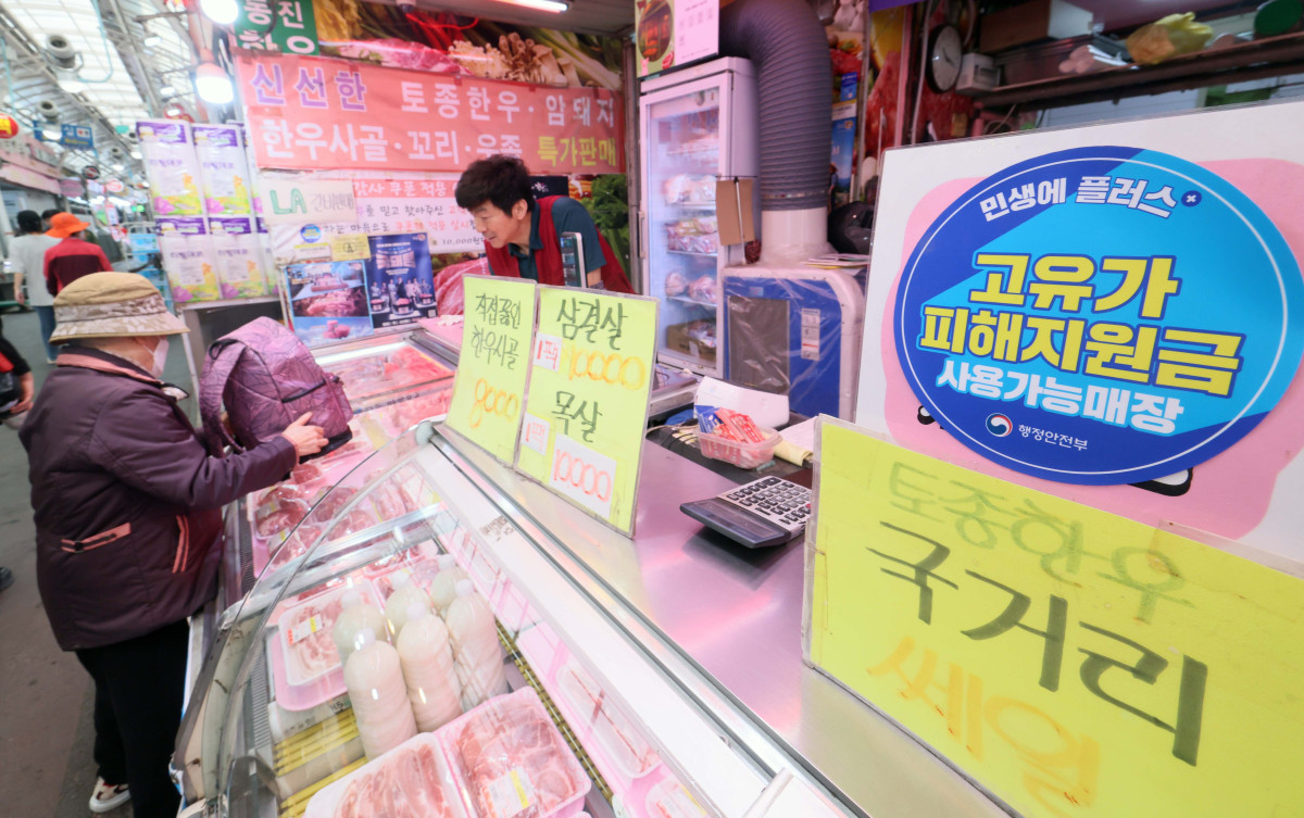 ▲국제 유가 상승에 다른 최대 60만원의 고유가 피해지원금 지급이 시작된 27일 서울 강서구 남부골목시장에 고유가 지원금 사용가능매장 스티커가 붙어있다. 각 지자체는 전담 창구를 마련해 이날부터 내달 8일까지 1차 지급에 나선다. 지원 금액은 기초생활수급자 1인당 55만원, 차상위계층·한부모가족은 1인당 45만원이다. 비수도권과 인구감소지역 거주자는 1인당 5만원이 추가돼 최대 60만원까지 받을 수 있다. 일반 국민 대상 2차 지급은 5월 18일부터 7월 3일까지 진행될 예정이며, 수도권 10만원, 비수도권 15만원, 인구감소 우대지역 20만원, 인구감소 특별지역은 최대 25만원까지 지원된다. 지원금은 주소지 관할 지자체 내 연 매출 30억원 이하 지역화폐 가맹점에서 사용할 수 있다. 신태현 기자 holjjak@