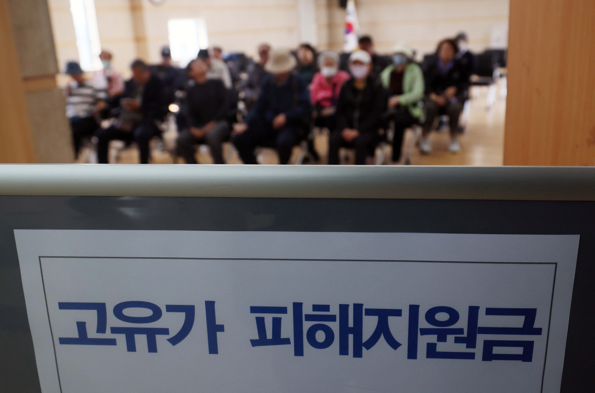 ▲국제 유가 상승에 다른 최대 60만원의 고유가 피해지원금 지급이 시작된 27일 서울 강서구 화곡4동주민센터에서 시민들이 고유가 지원금 신청을 위해 대기하고 있다. 각 지자체는 전담 창구를 마련해 이날부터 내달 8일까지 1차 지급에 나선다. 지원 금액은 기초생활수급자 1인당 55만원, 차상위계층·한부모가족은 1인당 45만원이다. 비수도권과 인구감소지역 거주자는 1인당 5만원이 추가돼 최대 60만원까지 받을 수 있다. 일반 국민 대상 2차 지급은 5월 18일부터 7월 3일까지 진행될 예정이며, 수도권 10만원, 비수도권 15만원, 인구감소 우대지역 20만원, 인구감소 특별지역은 최대 25만원까지 지원된다. 지원금은 주소지 관할 지자체 내 연 매출 30억원 이하 지역화폐 가맹점에서 사용할 수 있다. 신태현 기자 holjjak@