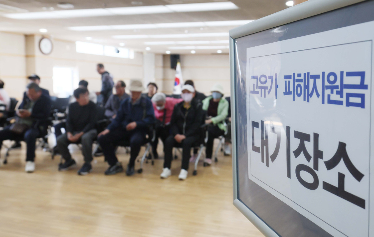 ▲국제 유가 상승에 다른 최대 60만원의 고유가 피해지원금 지급이 시작된 27일 서울 강서구 화곡4동주민센터에서 시민들이 고유가 지원금 신청을 위해 대기하고 있다. 각 지자체는 전담 창구를 마련해 이날부터 내달 8일까지 1차 지급에 나선다. 지원 금액은 기초생활수급자 1인당 55만원, 차상위계층·한부모가족은 1인당 45만원이다. 비수도권과 인구감소지역 거주자는 1인당 5만원이 추가돼 최대 60만원까지 받을 수 있다. 일반 국민 대상 2차 지급은 5월 18일부터 7월 3일까지 진행될 예정이며, 수도권 10만원, 비수도권 15만원, 인구감소 우대지역 20만원, 인구감소 특별지역은 최대 25만원까지 지원된다. 지원금은 주소지 관할 지자체 내 연 매출 30억원 이하 지역화폐 가맹점에서 사용할 수 있다. 신태현 기자 holjjak@