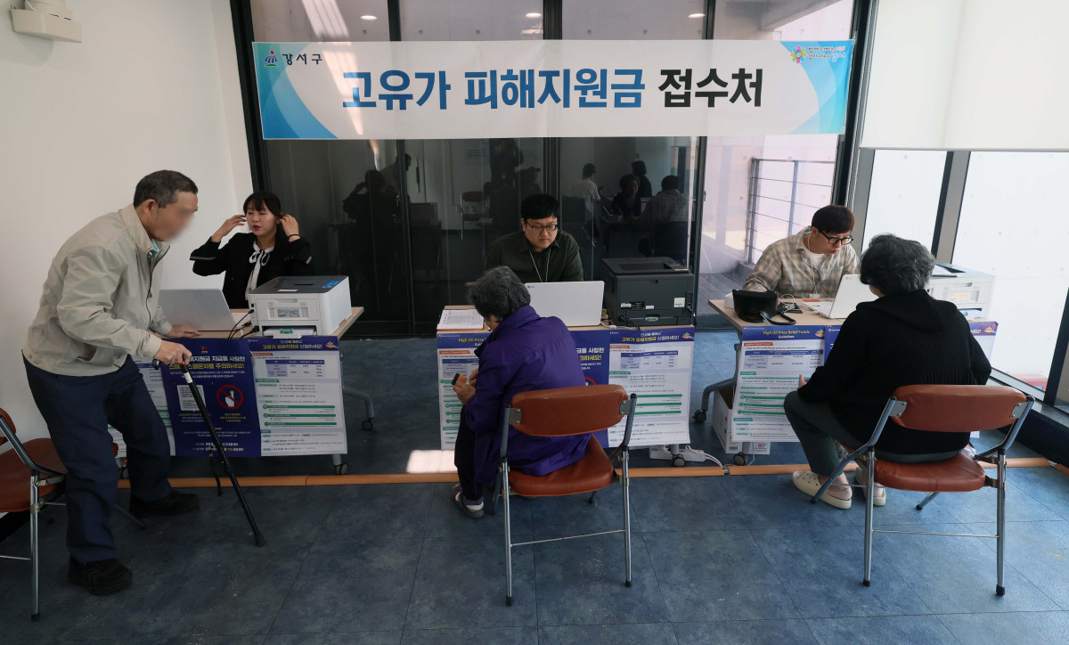 ▲국제 유가 상승에 다른 최대 60만원의 고유가 피해지원금 지급이 시작된 27일 서울 강서구 화곡4동주민센터에서 시민들이 고유가 지원금을 신청하고 있다. 각 지자체는 전담 창구를 마련해 이날부터 내달 8일까지 1차 지급에 나선다. 지원 금액은 기초생활수급자 1인당 55만원, 차상위계층·한부모가족은 1인당 45만원이다. 비수도권과 인구감소지역 거주자는 1인당 5만원이 추가돼 최대 60만원까지 받을 수 있다. 일반 국민 대상 2차 지급은 5월 18일부터 7월 3일까지 진행될 예정이며, 수도권 10만원, 비수도권 15만원, 인구감소 우대지역 20만원, 인구감소 특별지역은 최대 25만원까지 지원된다. 지원금은 주소지 관할 지자체 내 연 매출 30억원 이하 지역화폐 가맹점에서 사용할 수 있다. 신태현 기자 holjjak@