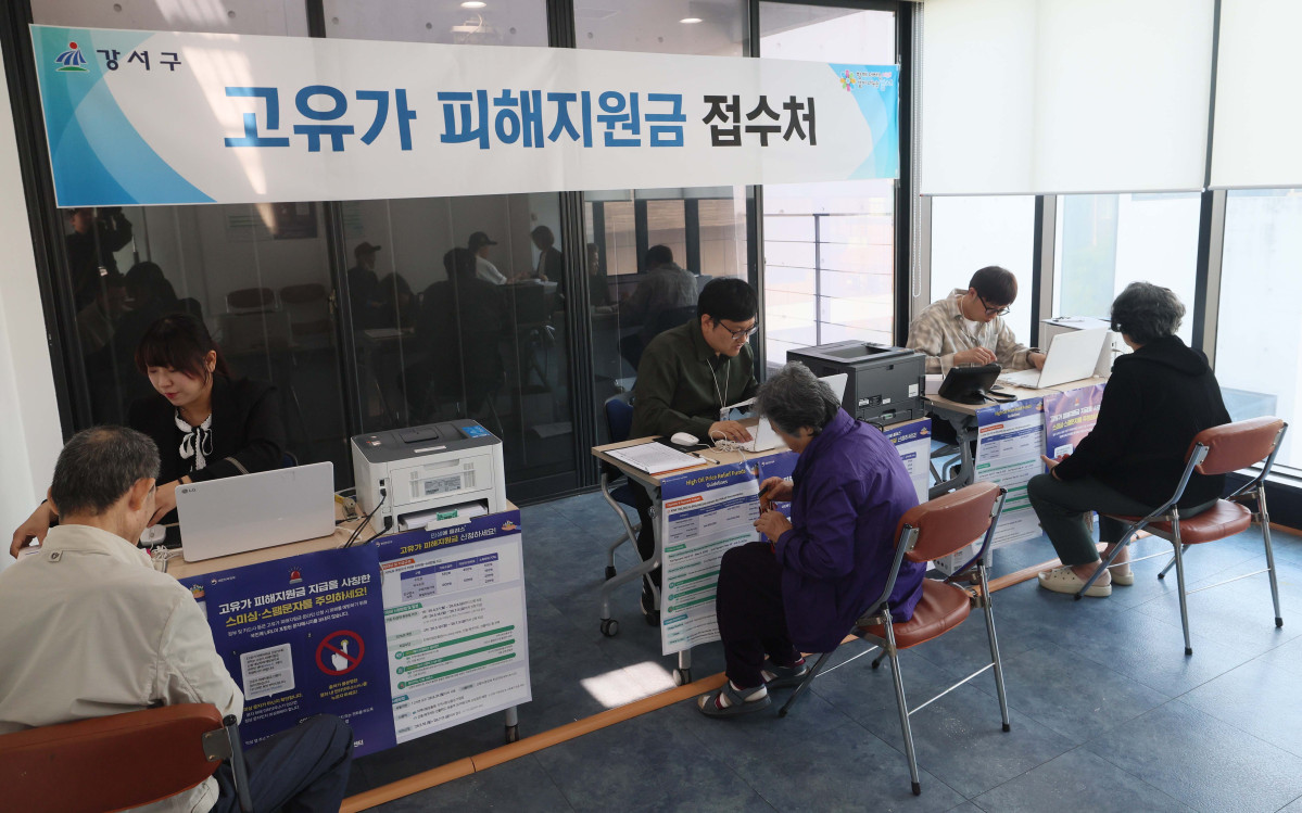 ▲국제 유가 상승에 다른 최대 60만원의 고유가 피해지원금 지급이 시작된 27일 서울 강서구 화곡4동주민센터에서 시민들이 고유가 지원금을 신청하고 있다. 각 지자체는 전담 창구를 마련해 이날부터 내달 8일까지 1차 지급에 나선다. 지원 금액은 기초생활수급자 1인당 55만원, 차상위계층·한부모가족은 1인당 45만원이다. 비수도권과 인구감소지역 거주자는 1인당 5만원이 추가돼 최대 60만원까지 받을 수 있다. 일반 국민 대상 2차 지급은 5월 18일부터 7월 3일까지 진행될 예정이며, 수도권 10만원, 비수도권 15만원, 인구감소 우대지역 20만원, 인구감소 특별지역은 최대 25만원까지 지원된다. 지원금은 주소지 관할 지자체 내 연 매출 30억원 이하 지역화폐 가맹점에서 사용할 수 있다. 신태현 기자 holjjak@