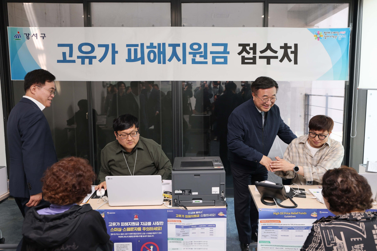 ▲국제 유가 상승에 다른 최대 60만원의 고유가 피해지원금 지급이 시작된 27일 윤호중 행정안전부 장관이 서울 강서구 화곡4동주민센터를 찾아 고유가 지원금 지급상황을 점검하고 있다. 각 지자체는 전담 창구를 마련해 이날부터 내달 8일까지 1차 지급에 나선다. 지원 금액은 기초생활수급자 1인당 55만원, 차상위계층·한부모가족은 1인당 45만원이다. 비수도권과 인구감소지역 거주자는 1인당 5만원이 추가돼 최대 60만원까지 받을 수 있다. 일반 국민 대상 2차 지급은 5월 18일부터 7월 3일까지 진행될 예정이며, 수도권 10만원, 비수도권 15만원, 인구감소 우대지역 20만원, 인구감소 특별지역은 최대 25만원까지 지원된다. 지원금은 주소지 관할 지자체 내 연 매출 30억원 이하 지역화폐 가맹점에서 사용할 수 있다. 신태현 기자 holjjak@