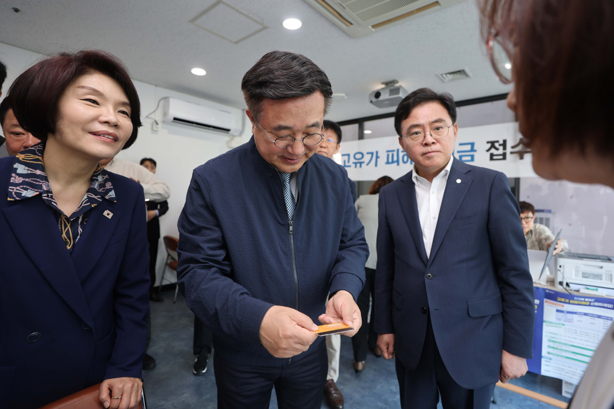 ▲국제 유가 상승에 다른 최대 60만원의 고유가 피해지원금 지급이 시작된 27일 윤호중(가운데) 행정안전부 장관이 서울 강서구 화곡4동주민센터를 찾아 고유가 지원금 지급상황을 점검하고 있다. 왼쪽은 한정애 더불어민주당 정책위의장, 오른쪽은 진교훈 강서구청장. 각 지자체는 전담 창구를 마련해 이날부터 내달 8일까지 1차 지급에 나선다. 지원 금액은 기초생활수급자 1인당 55만원, 차상위계층·한부모가족은 1인당 45만원이다. 비수도권과 인구감소지역 거주자는 1인당 5만원이 추가돼 최대 60만원까지 받을 수 있다. 일반 국민 대상 2차 지급은 5월 18일부터 7월 3일까지 진행될 예정이며, 수도권 10만원, 비수도권 15만원, 인구감소 우대지역 20만원, 인구감소 특별지역은 최대 25만원까지 지원된다. 지원금은 주소지 관할 지자체 내 연 매출 30억원 이하 지역화폐 가맹점에서 사용할 수 있다. 신태현 기자 holjjak@