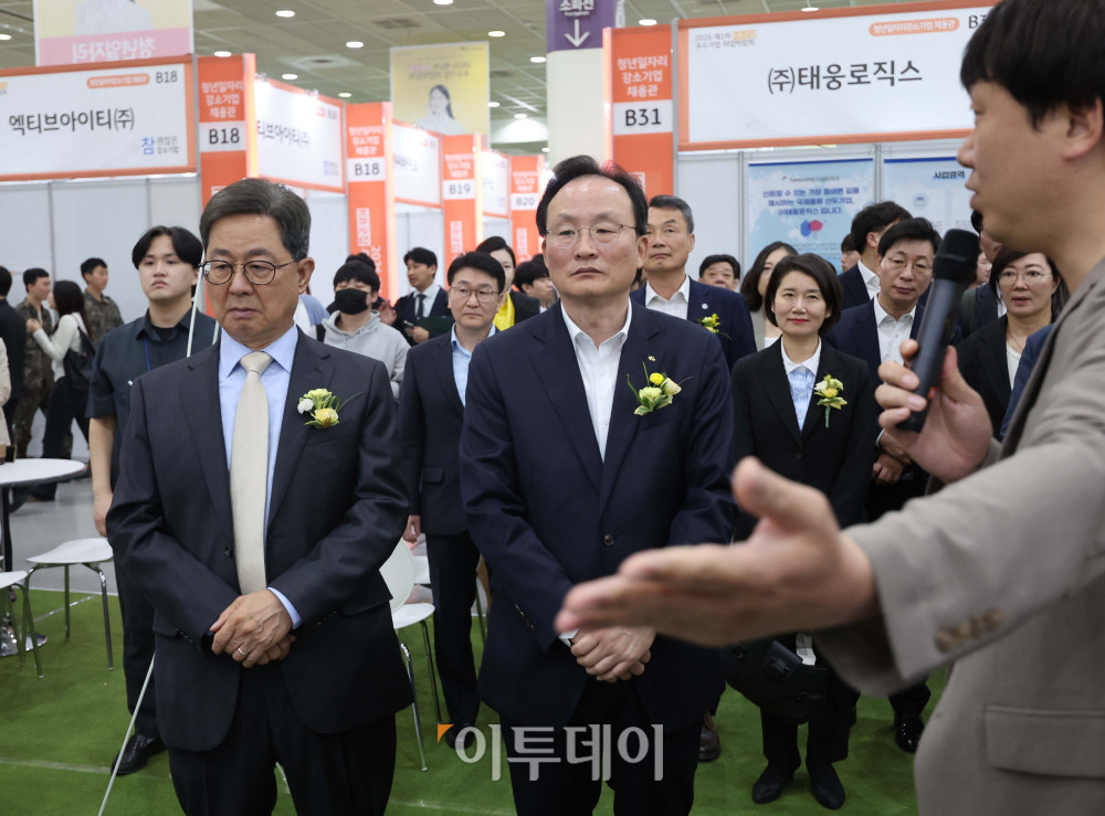 ▲이달곤 동반성장위원회 위원장과 이환주 KB국민은행장이 27일 서울 강남구 코엑스에서 열린 '2026 제1차 KB굿잡 우수기업 취업박람회'에서 관계자에게 설명을 듣고 있다. 김예연 인턴기자 kimye@