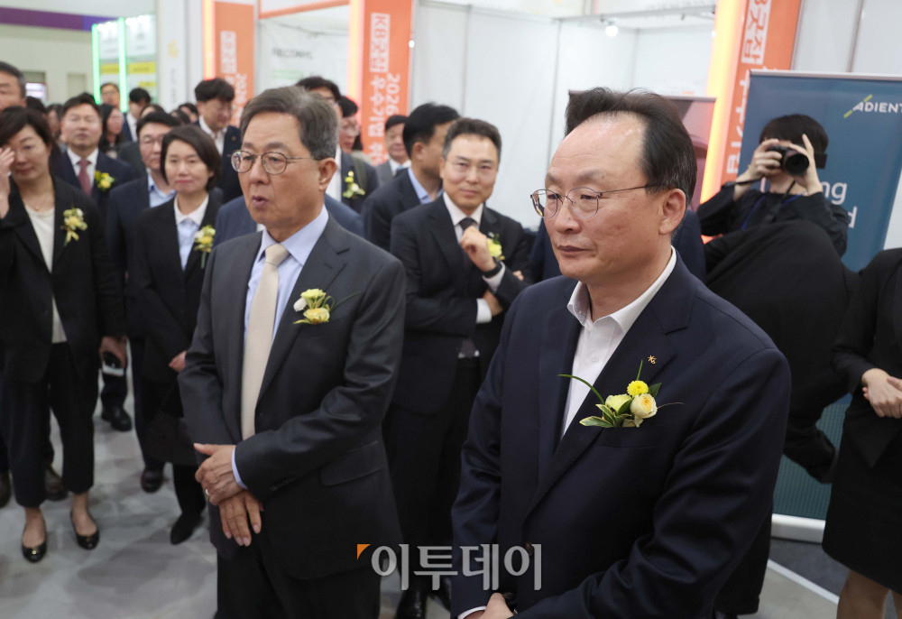 ▲이달곤 동반성장위원회 위원장과 이환주 KB국민은행장이 27일 서울 강남구 코엑스에서 열린 '2026 제1차 KB굿잡 우수기업 취업박람회'에서 관계자에게 설명을 듣고 있다. 김예연 인턴기자 kimye@