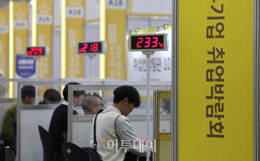 ▲27일 서울 강남구 코엑스에서 열린 ‘2026 제1차 KB굿잡 우수기업 취업박람회’에서 구직자들이 채용상담을 하고 있다. 김예연 인턴기자 kimye@