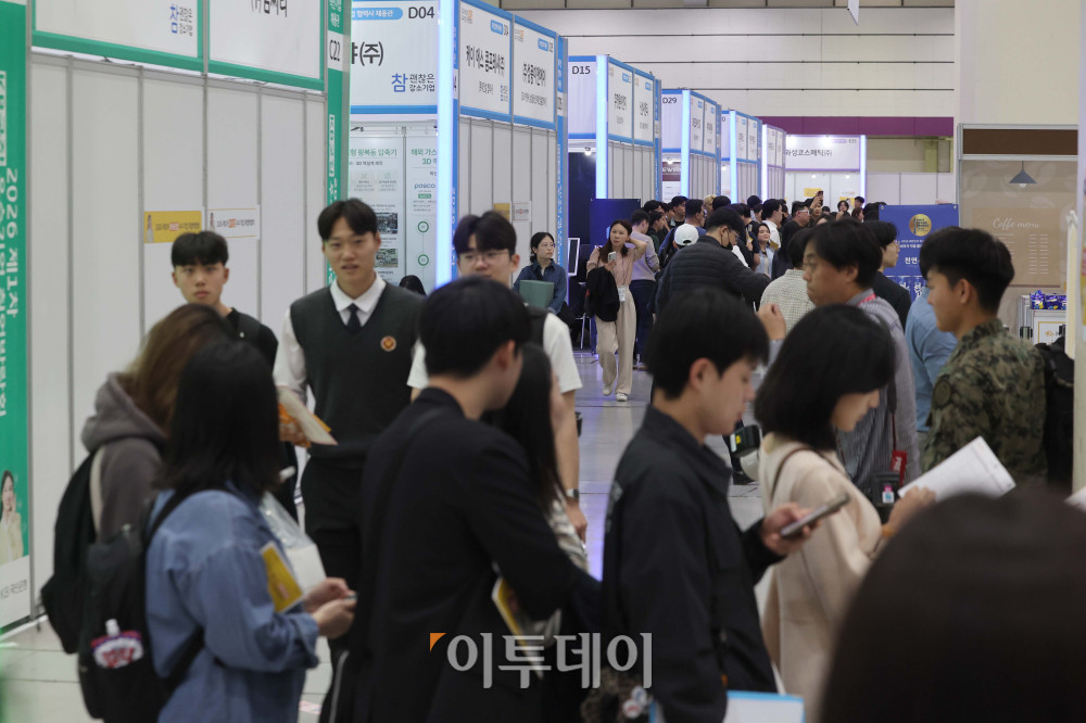 ▲27일 서울 강남구 코엑스에서 열린 ‘2026 제1차 KB굿잡 우수기업 취업박람회’ 행사장이 구직자들로 붐비고 있다. 김예연 인턴기자 kimye@