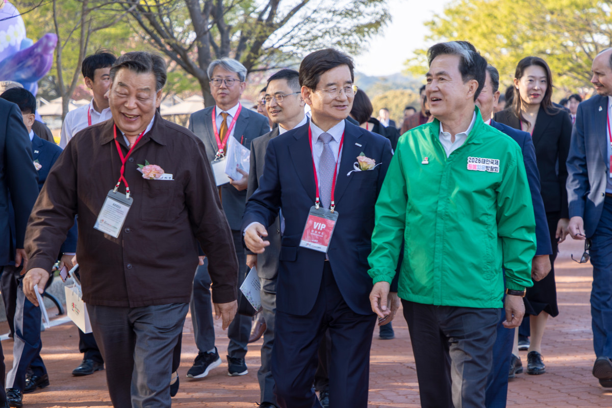 ▲﻿김선규 호반그룹 회장(가운데)이 김태흠 충남지사(오른쪽), 가세로 태안군수와 함께 지난 25일 충남 태안군 안면읍 꽃지해안공원 일원에서 열린 ‘2026 태안국제원예치유박람회’ 개막식에 참석해 행사장 현장을 살펴보고 있다. (사진제공=호반그룹)