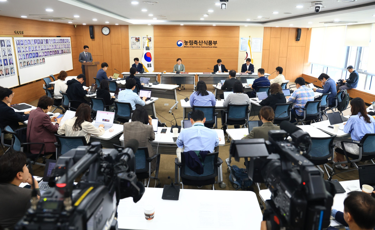 ▲송미령 농림축산식품부 장관이 27일 정부세종청사에서 출입기자단과 간담회를 열고 모두발언을 하고 있다. (사진제공=농림축산식품부)