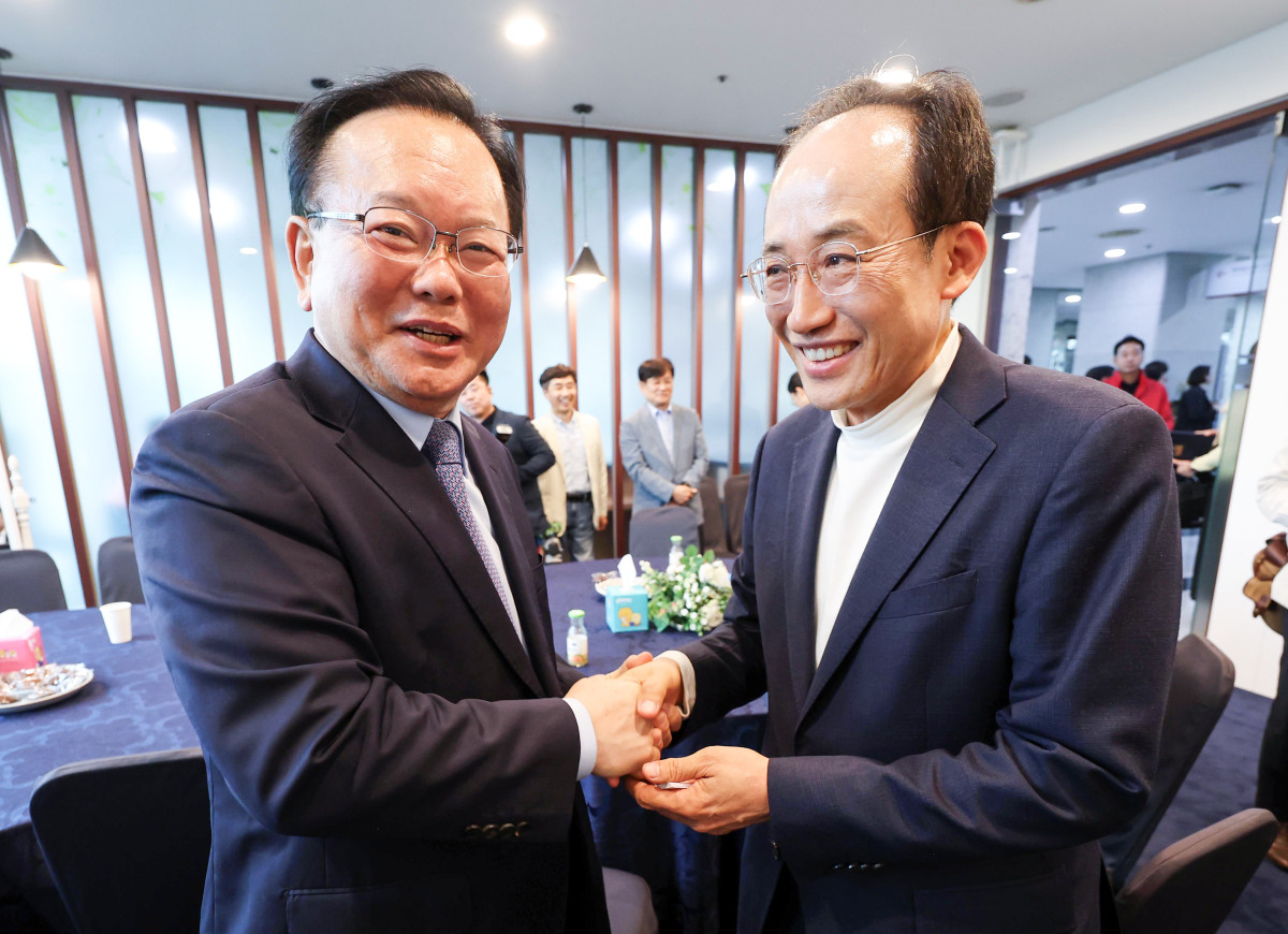 ▲국민의힘 추경호 의원이 26일 자당의 6·3 지방선거 대구시장 후보로 확정됐다. 이에 따라 추 의원은 더불어민주당 김부겸 후보와 맞대결하게 된다. 사진은 지난 20일 대구 북구 엑스코에서 열린 46회 장애인의날 대구시 기념식에서 만나 악수하는 더불어민주당 김부겸 후보(왼쪽)와 국민의힘 추경호 후보. (연합뉴스)